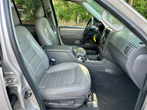 Used 2005 Ford Explorer XLT image 5