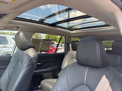 Used 2025 Toyota Grand Highlander AWD image 33