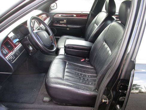 Used 2005 Lincoln Town Car Signature RWD image 3