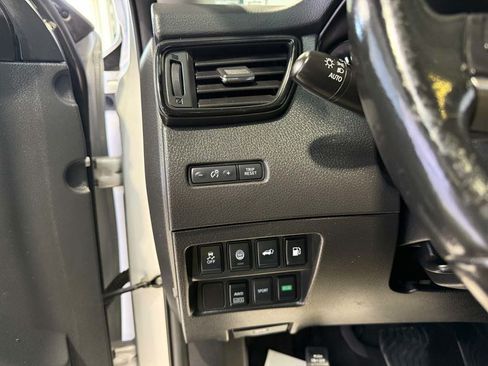 Used 2019 Nissan Rogue SV AWD/4WD image 16