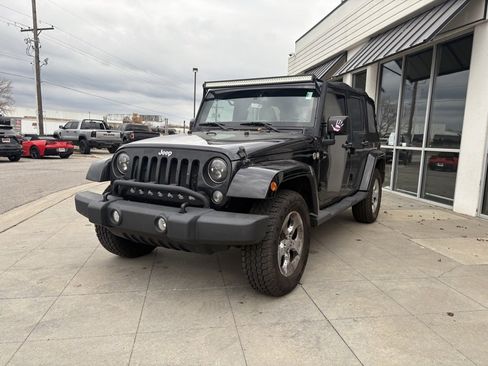 Used 2015 Jeep Wrangler Unlimited Sahara w/ Connectivity Group image 5
