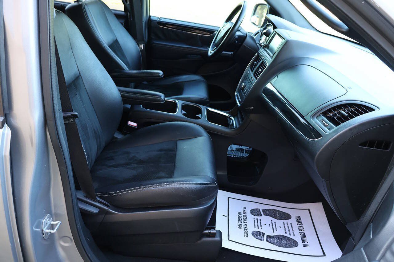 Used 2016 Dodge Grand Caravan SXT FWD image 22
