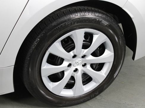 Used 2022 Toyota Corolla LE image 12