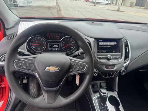 Used 2019 Chevrolet Cruze Sedan image 4