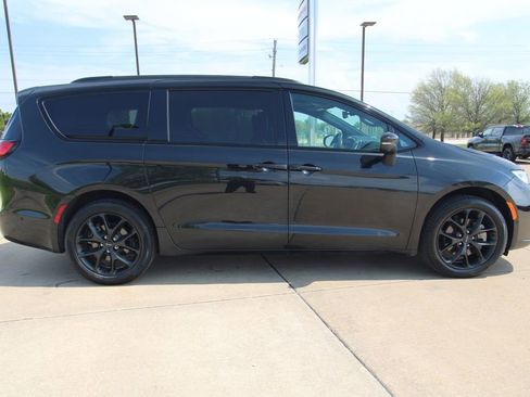 Used 2023 Chrysler Pacifica Touring-L w/ S Appearance Package image 4