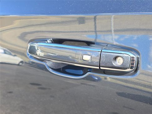 Used 2021 GMC Yukon Denali w/ Denali Premium Package image 8