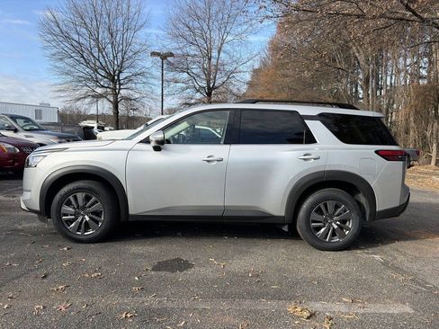 Certified 2025 Nissan Pathfinder SV image 2