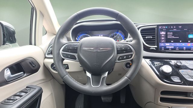 Used 2024 Chrysler Pacifica Touring-L FWD image 9