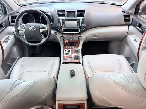 Used 2013 Toyota Highlander Limited w/ Protection Pkg AWD/4WD image 16