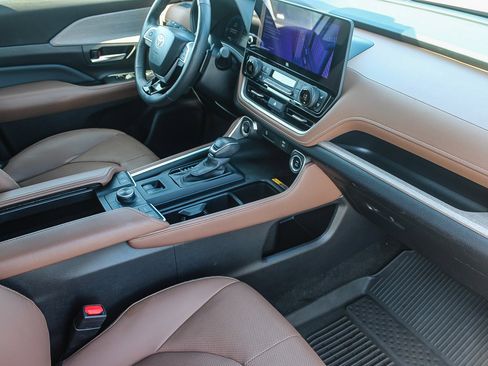 Used 2024 Toyota Grand Highlander Platinum image 17