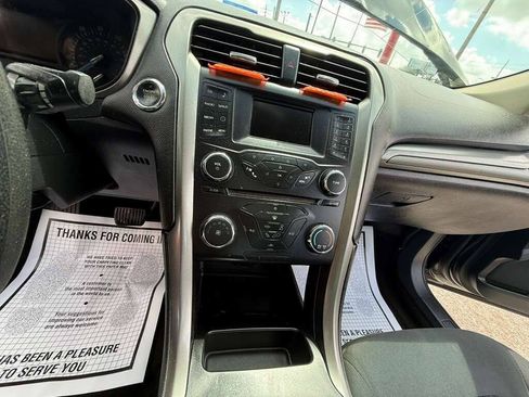 Used 2017 Ford Fusion SE FWD image 19