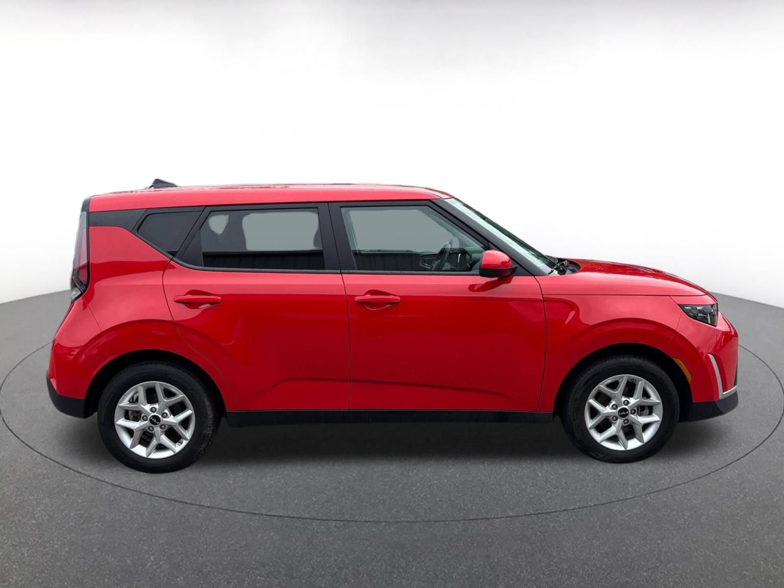Used 2025 Kia Soul LX w/ LX Technology Package FWD image 14