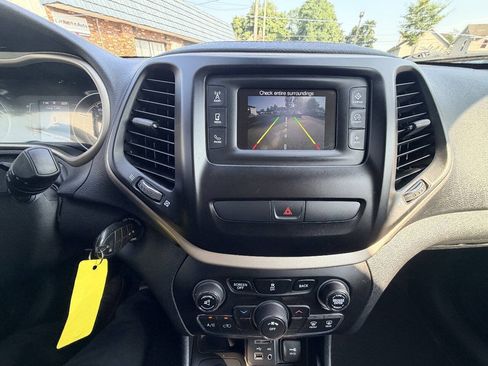 Used 2016 Jeep Cherokee Latitude AWD/4WD image 10