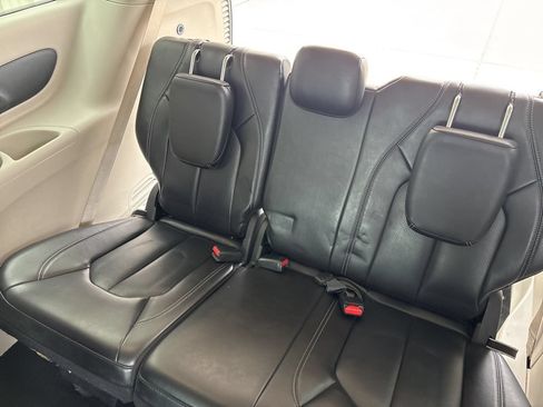 Used 2023 Chrysler Pacifica Touring-L FWD image 27