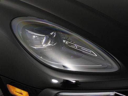 Certified 2025 Porsche Macan Turbo image 28