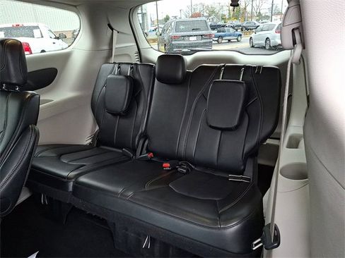 Used 2024 Chrysler Pacifica Touring-L image 11