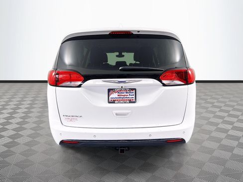 Used 2017 Chrysler Pacifica Touring-L Plus FWD image 6