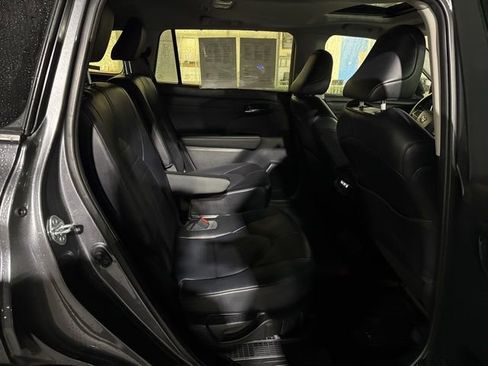Used 2021 Toyota Highlander XLE image 11