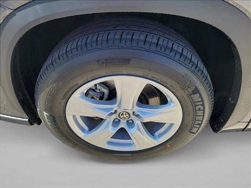 Used 2024 Toyota Highlander LE image 9