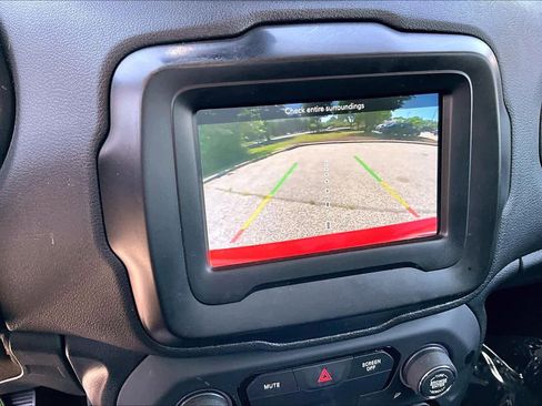 Used 2018 Jeep Renegade Latitude w/ Cold Weather Group AWD/4WD image 26