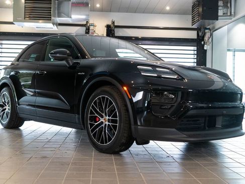 Certified 2025 Porsche Macan 4S Electric AWD/4WD image 7