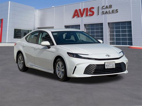 Used 2025 Toyota Camry LE image 3