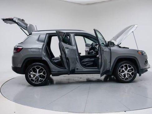 Used 2024 Jeep Compass Latitude AWD/4WD image 14