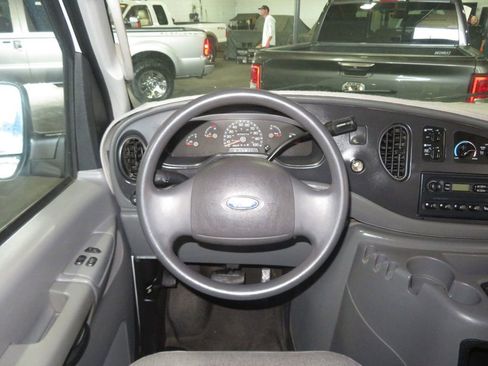 Used 2003 Ford E-350 and Econoline 350 Super Duty Wagon image 28