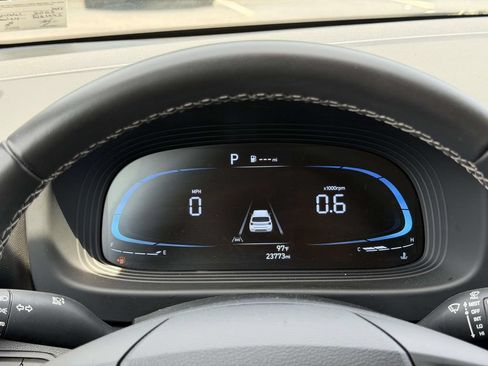 Used 2025 Hyundai Venue SEL FWD image 11