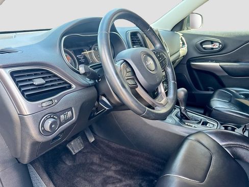 Used 2019 Jeep Cherokee Latitude Plus AWD/4WD image 5