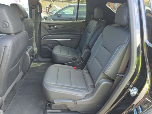 Used 2025 Chevrolet Traverse LT FWD image 5