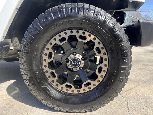 Used 2017 Jeep Wrangler Unlimited Sahara w/ Connectivity Group image 20