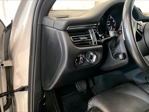 Used 2022 Porsche Macan AWD/4WD image 30