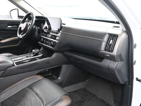 Used 2022 Nissan Pathfinder Platinum w/ Cargo Package image 16