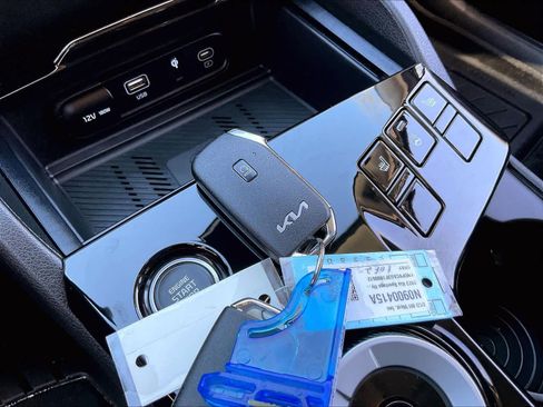 Used 2023 Kia Sportage EX image 32