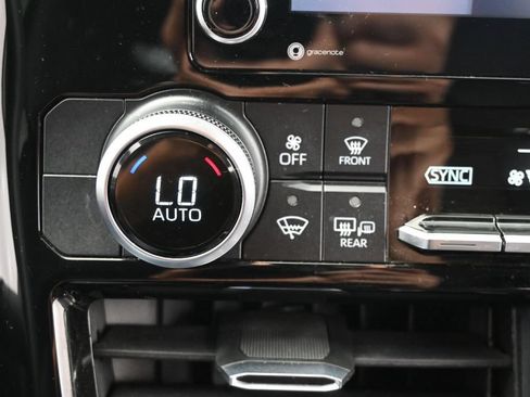 Used 2020 Toyota Highlander L AWD/4WD image 23