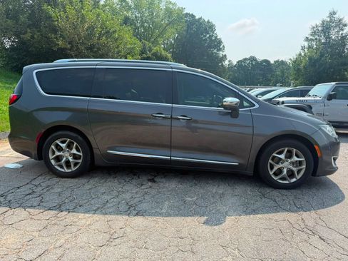 Used 2018 Chrysler Pacifica Limited FWD image 3