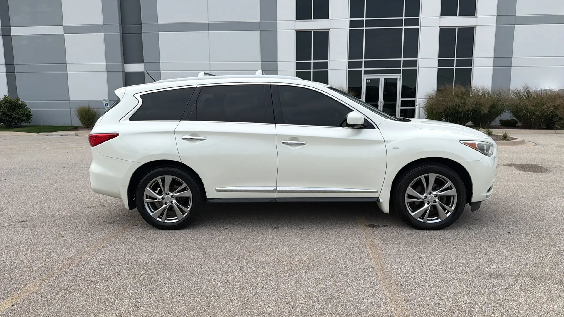 Used 2015 INFINITI QX60 Luxe w/ Deluxe Touring Package AWD/4WD image 4