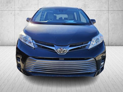 Used 2019 Toyota Sienna L image 2