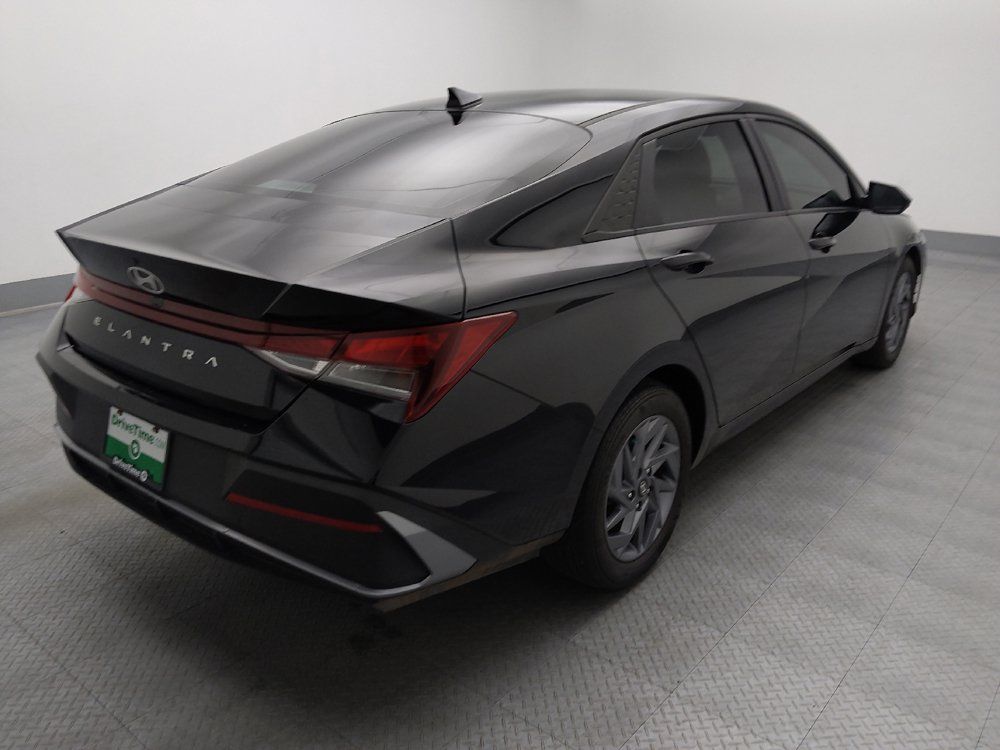 Used 2024 Hyundai Elantra SEL FWD image 9
