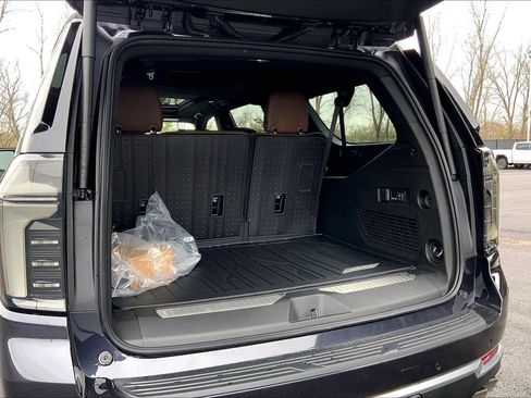New 2026 Chevrolet Suburban High Country AWD/4WD image 5