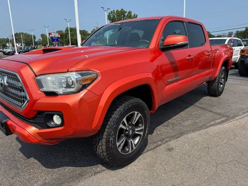 Used 2016 Toyota Tacoma SR5 AWD/4WD image 9
