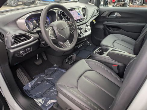 New 2026 Chrysler Pacifica Select image 9