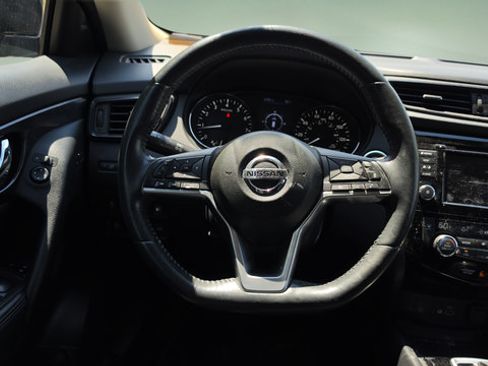 Used 2018 Nissan Rogue SV w/ Premium Package AWD/4WD image 10