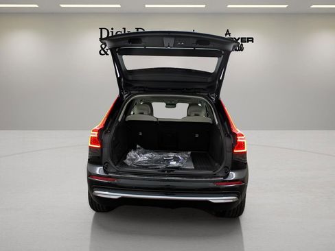 Certified 2023 Volvo XC60 B5 Ultimate w/ Climate Package image 30