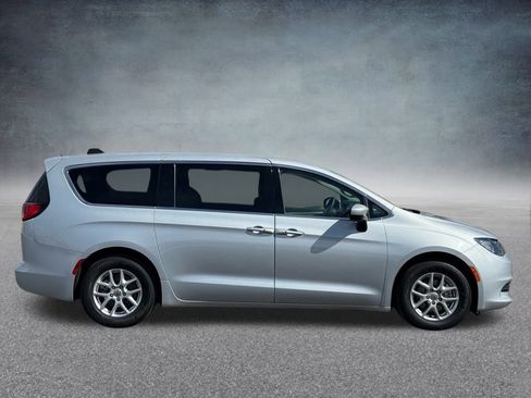 Used 2022 Chrysler Voyager LX image 2