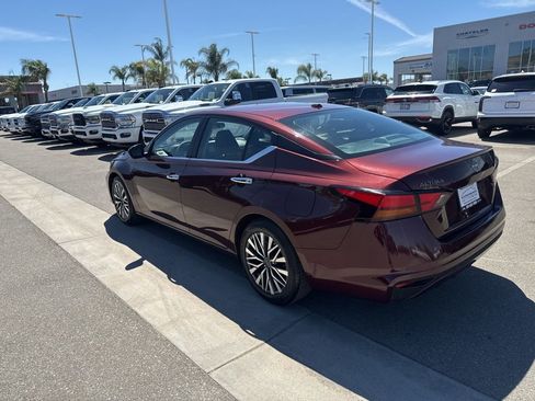 Used 2024 Nissan Altima 2.5 SV FWD image 6