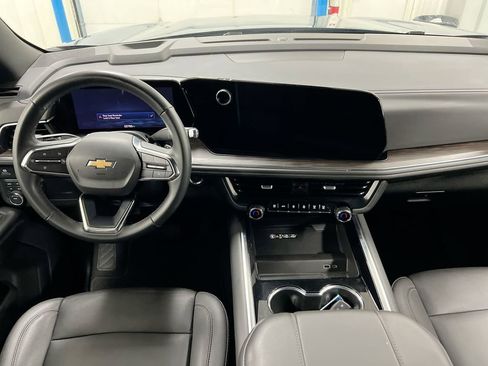 Used 2025 Chevrolet Suburban LT AWD/4WD image 10