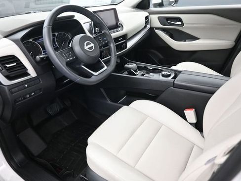 Used 2023 Nissan Rogue SV w/ SV Premium B Package image 9