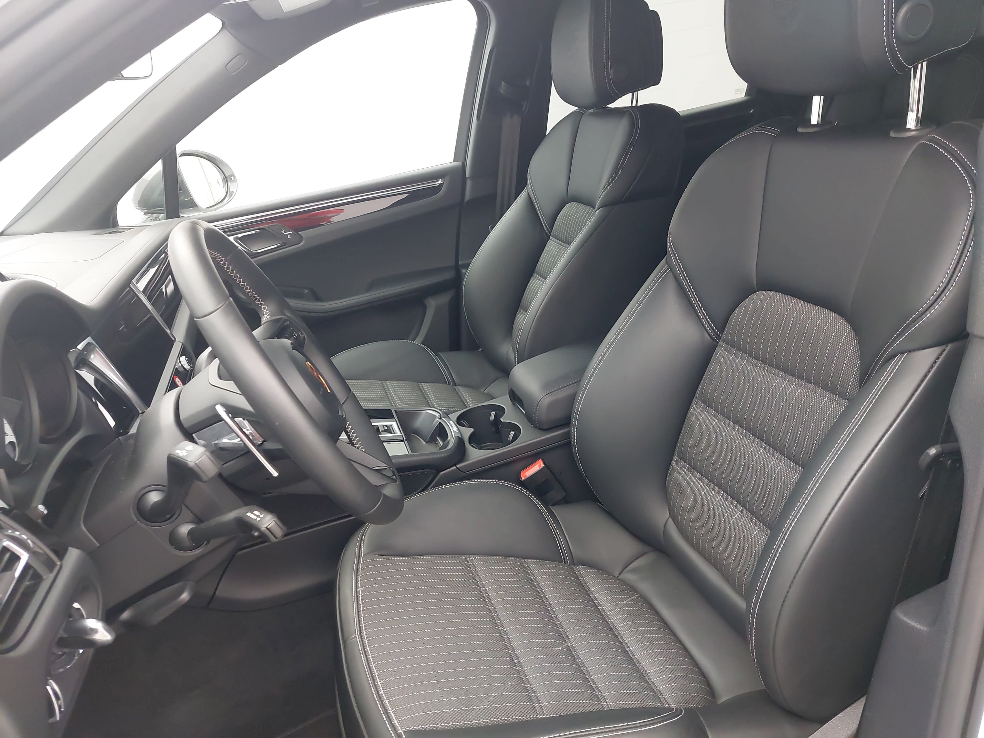 Certified 2026 Porsche Macan Turbo AWD/4WD image 17
